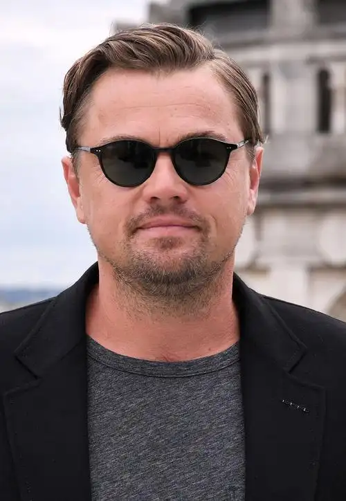 当天参加首映礼的小李子莱昂纳多,梳理了一个帅气的背头发型.