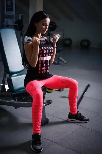 正在健身的美女图片-美女在健身房健身锻炼素材-高清图片-摄影照片-寻