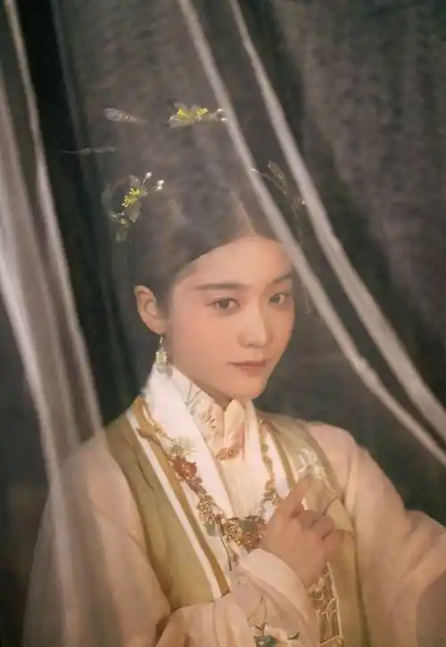 《古韵新声》张雪迎古装造型端庄静雅,充满着古典气质_一身_五官_大气