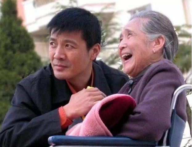 92岁老戏骨鲁园身体硬朗活跃荧屏55岁入演艺圈78岁首获飞天奖