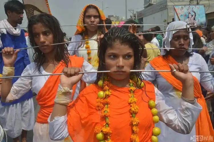 吓人!印度教信徒钢条穿腮庆祝母亲节