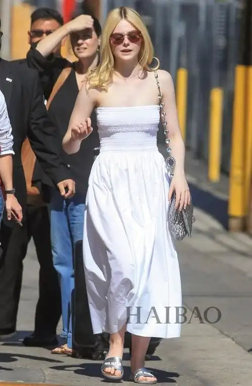 可儿一身裸色气质佳 gigi爱上套装换不停 最新一周欧美明星街拍合辑