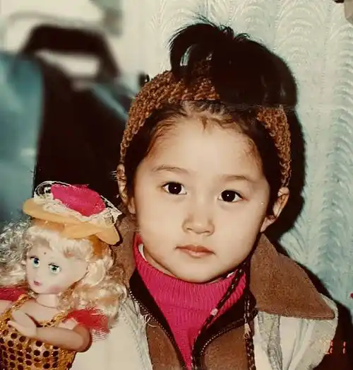 儿童节多明星童年照曝光,古力娜扎宋祖儿未整容,关晓彤娃娃亮了_乔欣