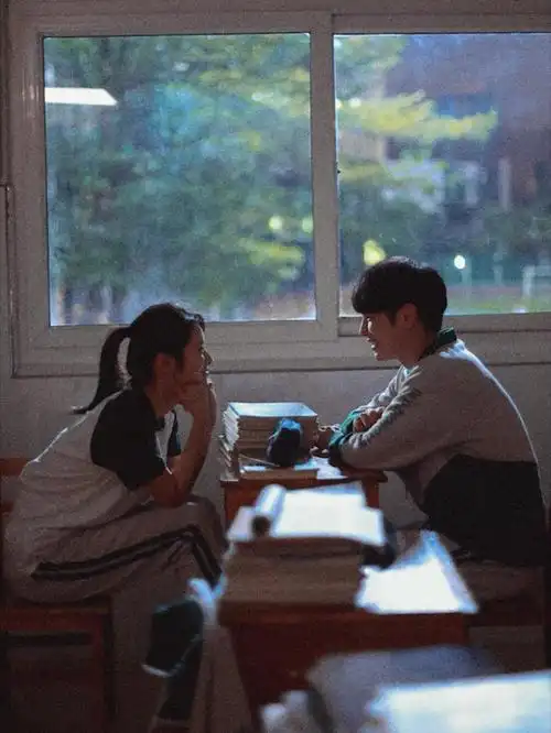 挂在班牌上的棒球帽,都是下课想见你的暗号95#电影遇见你  #推荐一