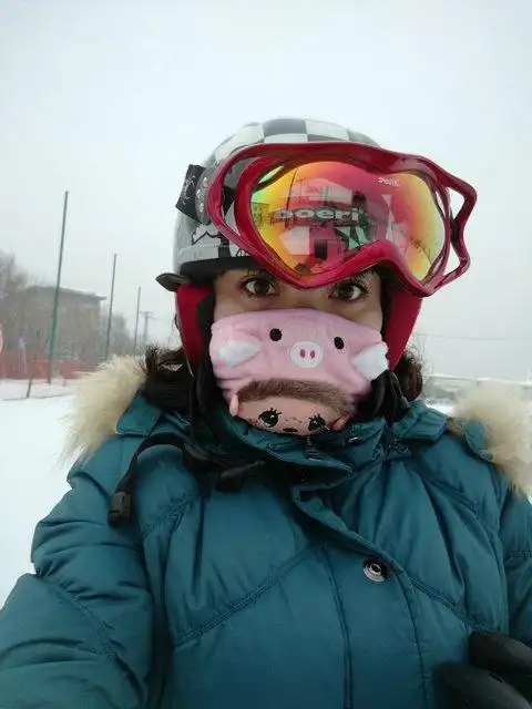 滑雪一定得戴口罩,不然脸会被风吹得很疼,而且嘴皮会干到起壳~!