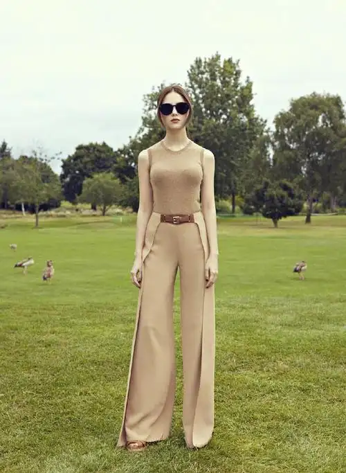 昆凌这是生了俩孩子的身材?穿露脐上衣配健身裤,长腿细腰太抢镜