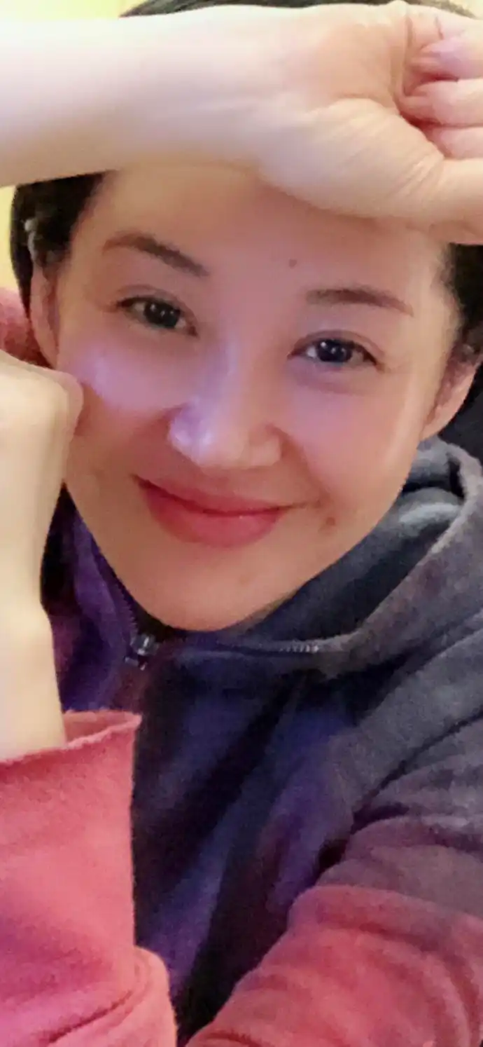 许晴皮肤白皙水嫩,49岁依旧敢晒毫无ps的素颜照