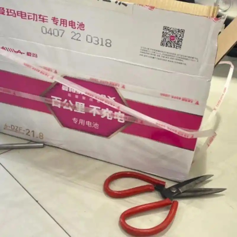 爱玛电动车石墨烯电池和铅酸电池区别 想问问,这个两个白色包装的电池