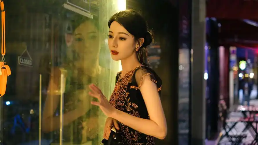 迪丽热巴 玻璃窗 美女桌面壁纸