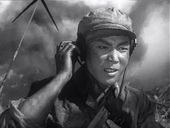 电影中看起来很扯,实际却真实发生过的桥段,比如《上甘岭》苹果