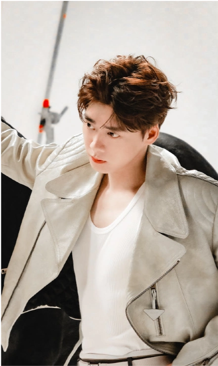 李易峰开年双封释出,黑马王子与黑马的故事,魅力值爆表!