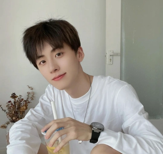 年轻的男生发型怎么剪才帅试试这3款帅气减龄值得一试