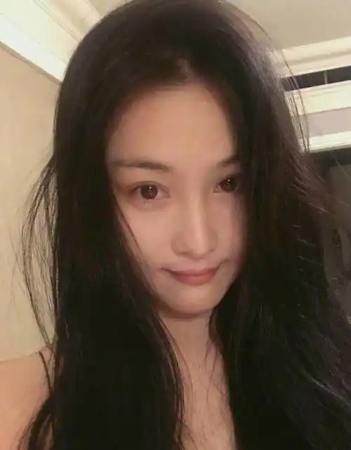 原创张馨予素颜照被赞晒出日常照片如剥壳鸡蛋大方分享自用面霜