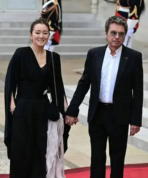 巩俐和老公一起参加中法晚宴气质绝佳呀