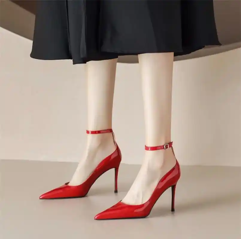 红色高跟鞋,惊艳了时光的美.#哎呦喂你鞋真好看 #谁穿谁好看 - 抖音