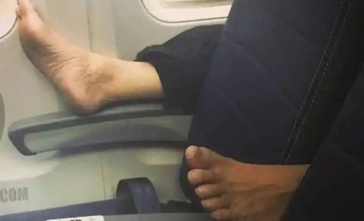 这些画面实在太令人震惊了!_飞机上_地方_厕所