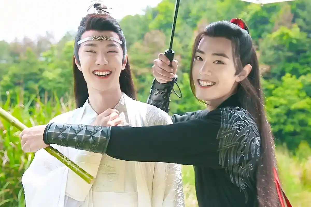 演唱会结束后,王一博找到肖战,王一博只记得当时肖战笑得很开心 - 抖