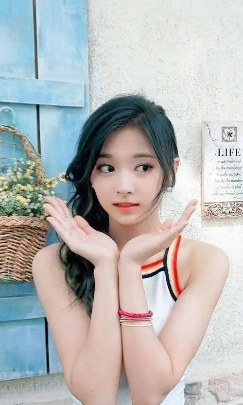 已经老了,要知道周子瑜才22岁,这样的年龄放到五代女团中都算是年轻的