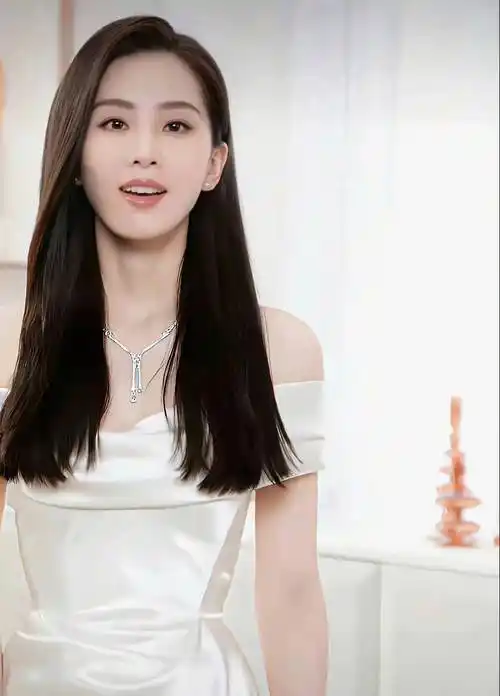 刘诗诗亮相戛纳电影节,时尚大气,气质绝了