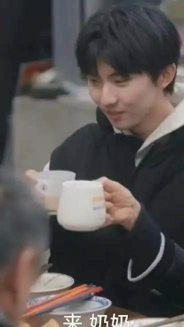 马嘉祺大半瓶啤酒下去真微醺了,喝醉的小马摇摇晃晃的