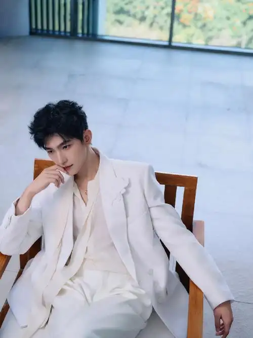 真不愧是杨洋连生活照都这么出片要是能嫁给杨洋让我住别墅开豪车我也