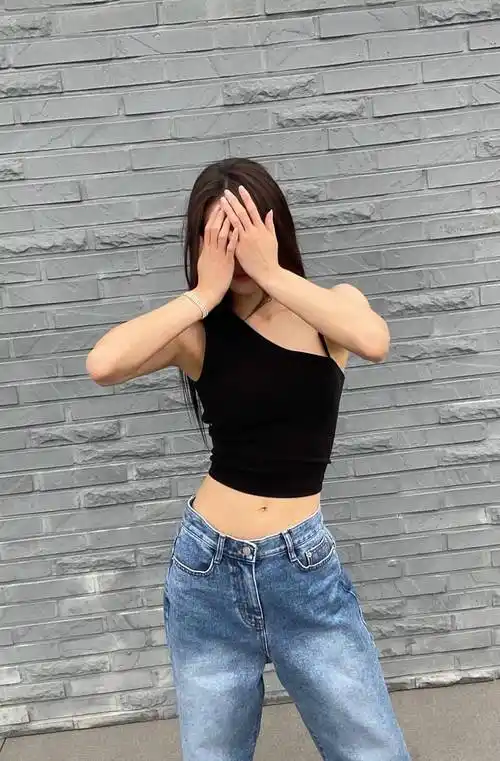 原创平坦小腹蚂蚁腰韩国女星yooa晒近照秀身材充满健康活力