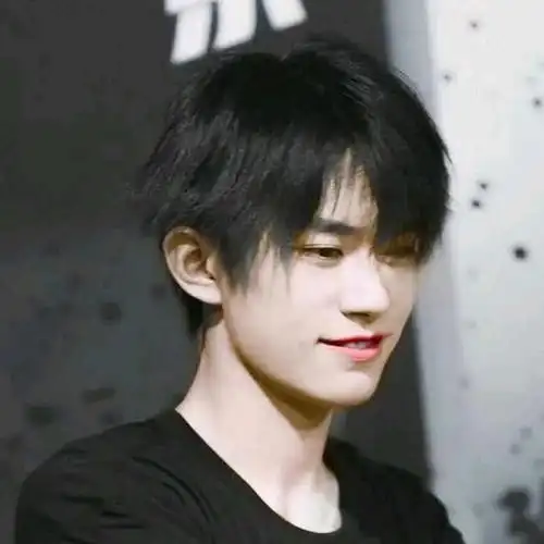 超受欢迎的易烊千玺微信帅气头像