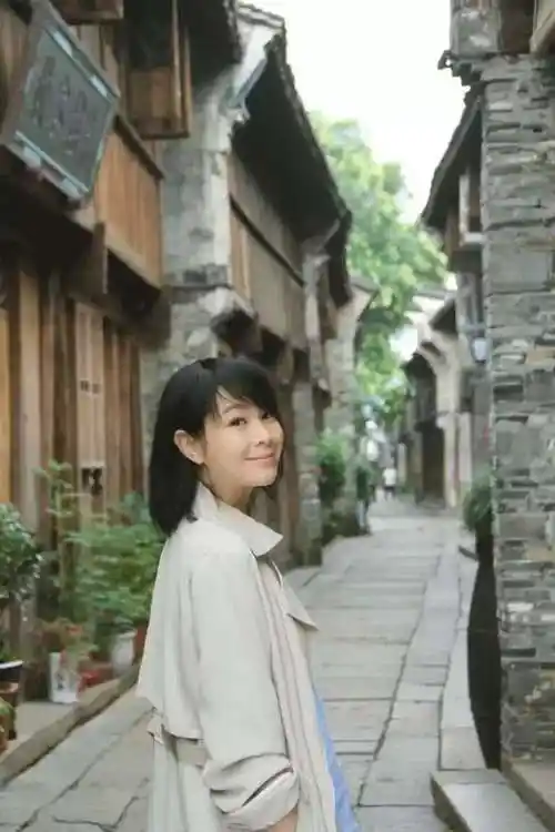 刘若英请一直用你的深情打动我