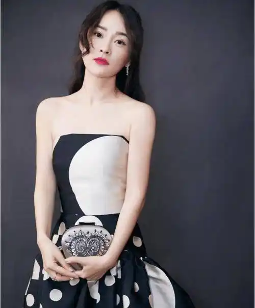 霍思燕就是一位近况漂亮特别成功的女明星,她在怀孕的时候体重一度