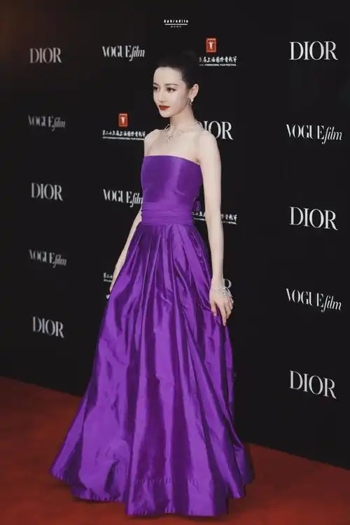 迪丽热巴蝴蝶骨好明显##迪丽热巴迪奥品牌大使