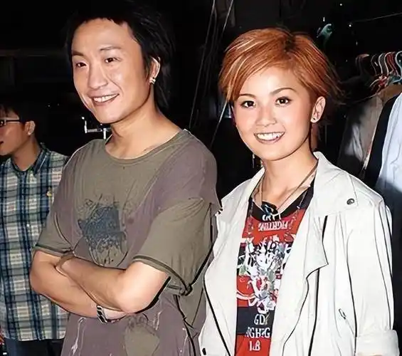 "狠人"阿sa:一婚嫁豪门,甩掉陈伟霆之后,又牵手"百亿太子"_阿娇