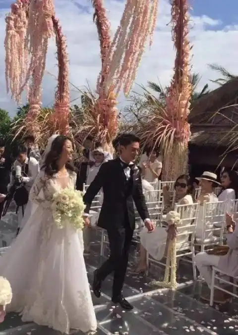 霍建华林心如婚礼全程:宣誓拥吻 胡歌黑超成背景