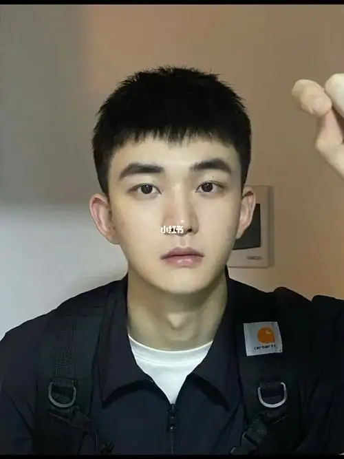 男生短碎发/根据脸型选发型/夏季男生发型|发型来啦 很多喜欢短发的