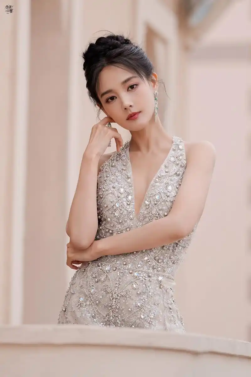 李一桐v型亮闪白色长裙美背写真