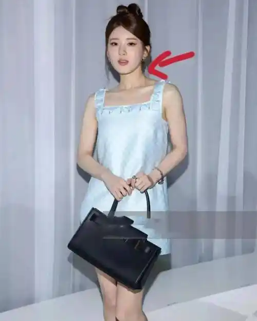 或许是为了打造自己的时尚感,赵露思在拍照时还特意将脖子向前伸.