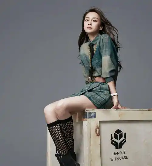 原创杨颖不愧是时尚模特身穿抹身材设计的格纹连衣裙尽显女性魅力