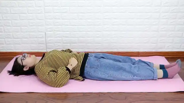 一个懒人瘦肚子方法,躺着就能练,每天3分钟,减掉大肚腩