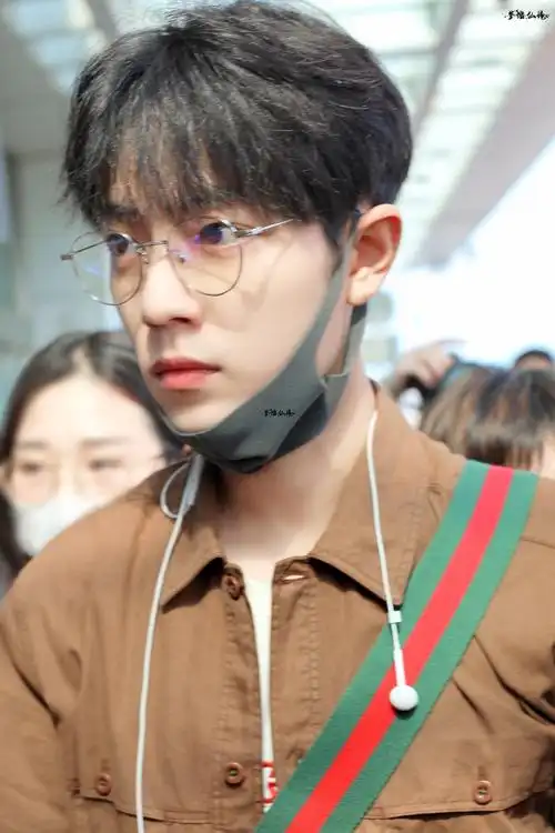 茫茫人海之中,一眼就认出了你@x玖少年团肖战daytoy_高清图集_新浪网