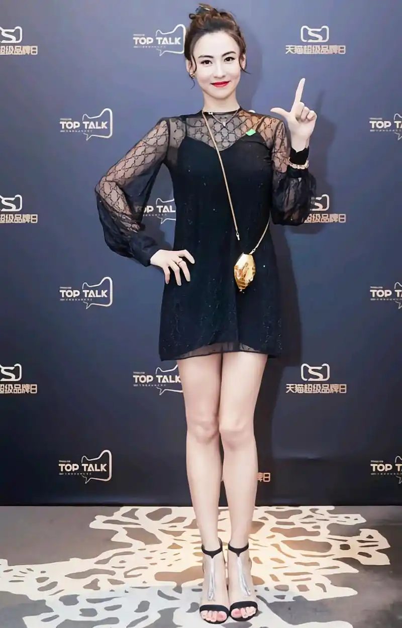 红唇短裙大长腿,优雅妩媚张柏芝