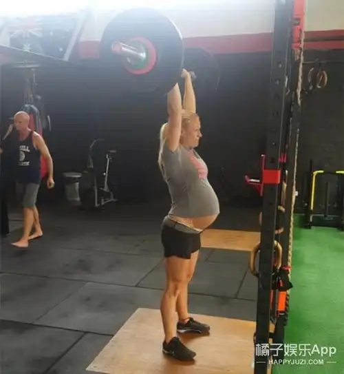 准妈妈挺着9个月的肚子坚持打拳,这个孕妇有点猛!