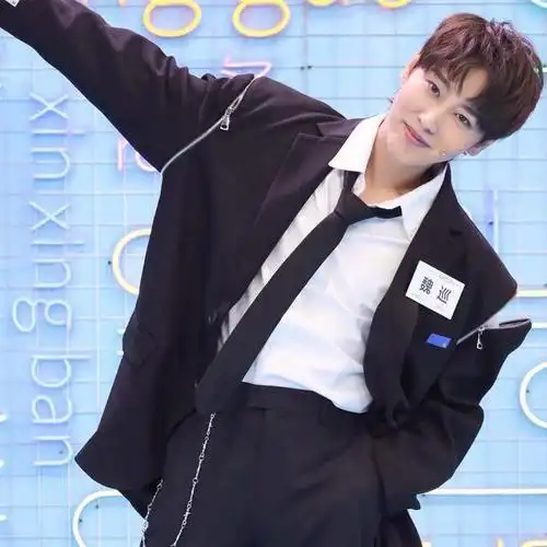 4年前的快男冠军魏巡曾被债主追到决赛现在过得怎样了