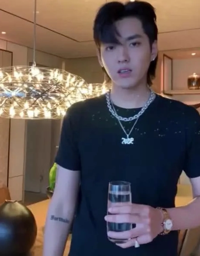 吴亦凡抖音回应李雪琴讽刺,有谁注意到他的纹身,这是社会人?