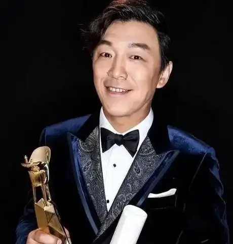 黄渤芭莎大片撞脸马国明 动作怪异造型奇特 还是好好演戏吧