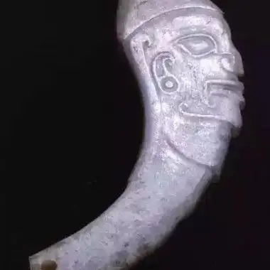 上图为石家河文化玉人头像,肖家屋脊出土,黄绿色玉质.