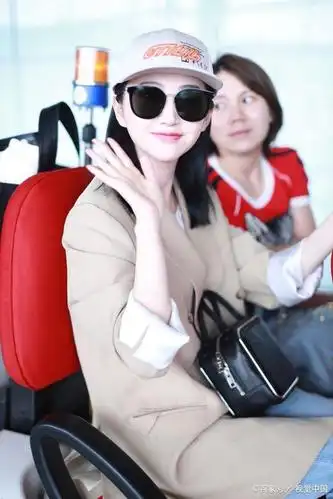 景甜现身北京机场,举手机与粉丝自拍显可爱