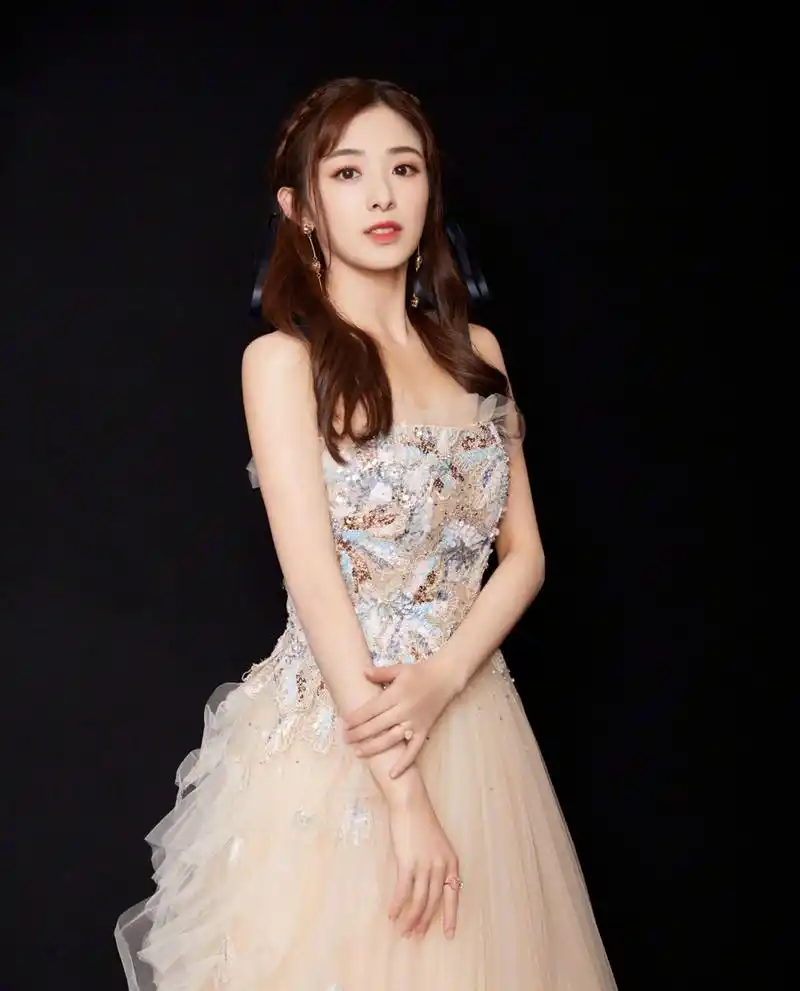 张含韵甜美可爱抹胸礼裙写真