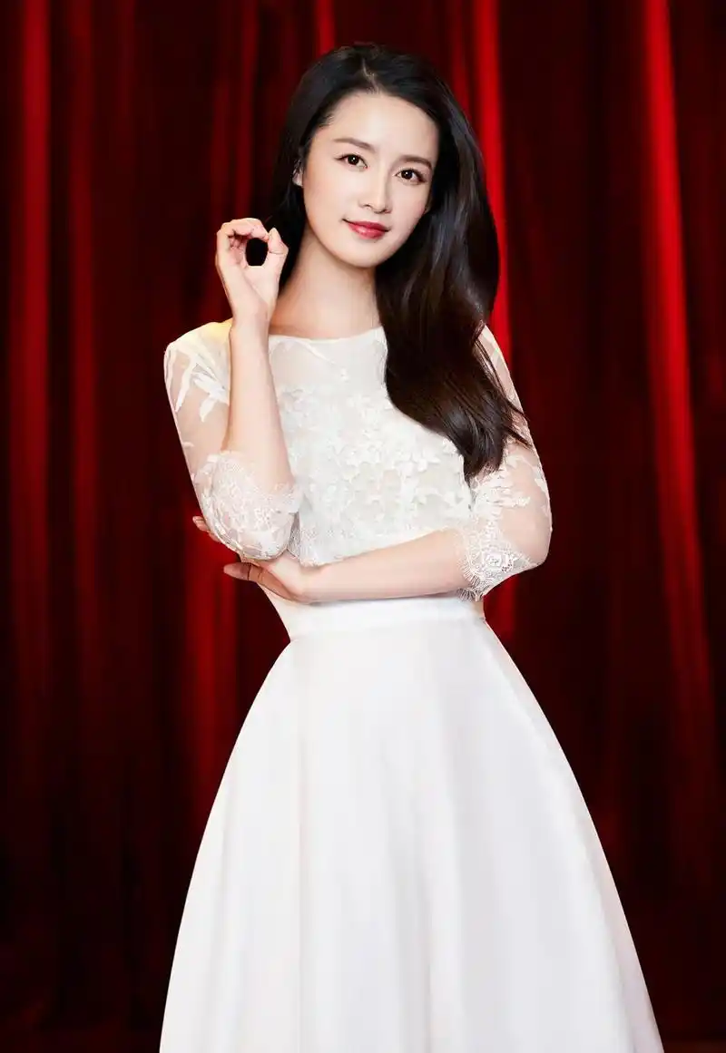 先来了解下明星李沁,她出生于昆曲之地,可能是受文化气息的影响,后来