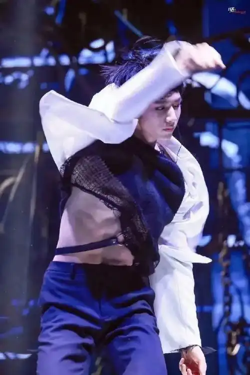 内娱最强男腰精#宽肩长腿细腰,男模身材黄金比例,这不就是刘耀文.