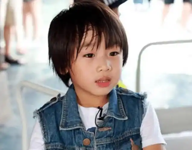 有一种长大叫kimi,看到他的照片后,网友:不再是撒娇少年