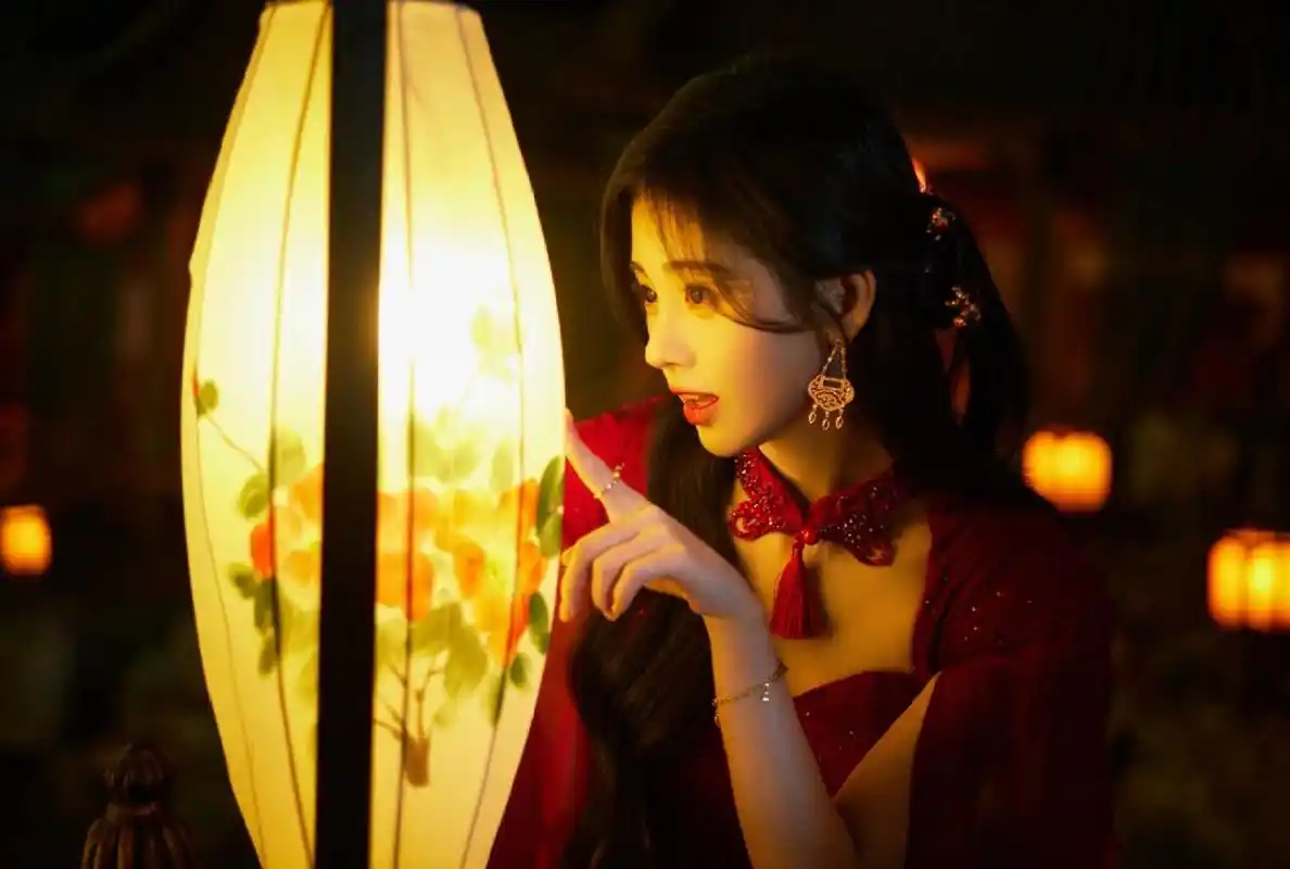 鞠婧祎 |红衣写真96 #鞠婧祎# 96岁月点点温柔微光,守护万家灯火